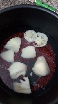 美味的红豆莲藕汤做法图解4)