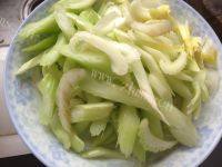美美厨房之芹菜炒肉做法图解3)