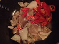 家常菜鱿鱼炒芹菜做法图解3)