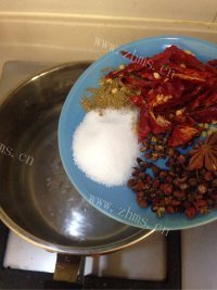 下酒菜麻辣花生做法图解3)