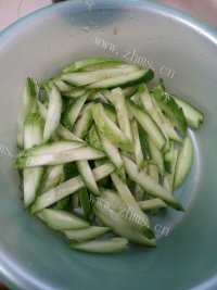 独特的黄瓜拌海蜇头做法图解3)