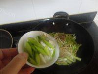 家常菜芹菜炒瘦肉做法图解4)