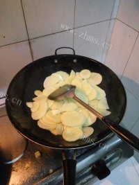 家常菜孜然土豆片做法图解4)