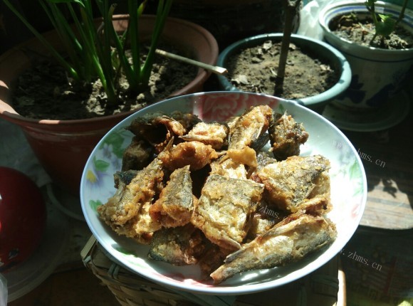色泽鲜亮的炸鲫鱼