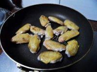 色味俱佳的菠萝鸡翅做法图解4)