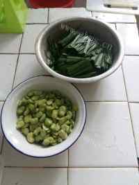特下饭的韭菜炒蚕豆做法图解1)