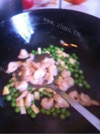 家常菜豌豆炒虾仁做法图解13)
