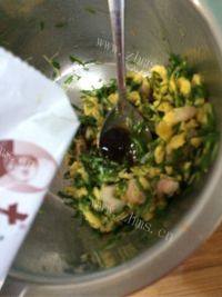 色香味俱全的韭菜鸡蛋虾仁蒸饺做法图解10)
