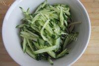 家常菜黄瓜拌豆腐皮做法图解3)