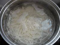 色泽鲜亮的青菜肉丝面做法图解5)