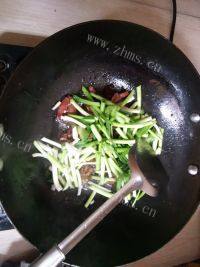 农家腊肉炒蒜苗做法图解5)