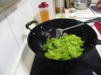 满口清香的莴笋炒腊肉做法图解7)