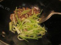 家常菜芹菜炒肉片做法图解5)