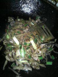 家常的大头菜炒肉做法图解10)
