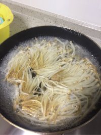 酸汤浸肥牛做法图解3)