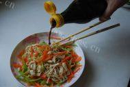 家常菜炝拌豆腐丝做法图解14)