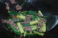家常菜黄瓜炒牛肉做法图解6)
