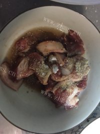 诱人的炸酥肉做法图解2)