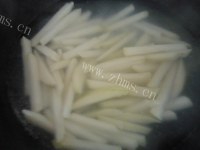 热腾腾的炸薯条做法图解3)