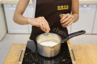美味的法式焦糖布蕾做法图解3)