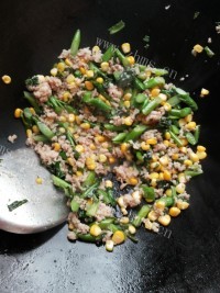 家常玉米肉末炒饭做法图解5)