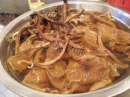 家常菜茶树菇烧五花肉做法图解1)