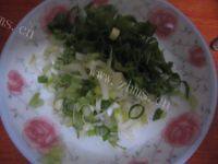 香味四溢的豆渣葱花饼做法图解3)
