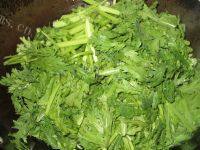 家常菜素炒茼蒿做法图解6)