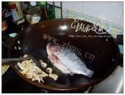 美味的垮炖鱼做法图解3)