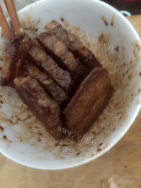 美味的芽菜扣肉做法图解4)