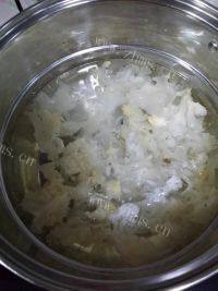 美味的银耳冰糖梨做法图解5)