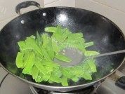 素炒荷兰豆做法图解3)