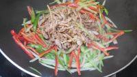 营养丰富的芹菜炒肉做法图解6)