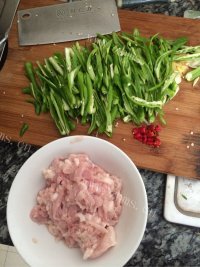 色泽鲜亮的青椒肉丝做法图解1)
