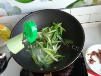 家常菜腊肠炒青蒜做法图解7)