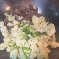 质嫩爽口的花菜炒肉做法图解5)
