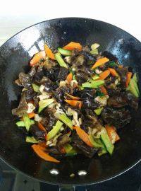 家常菜黑木耳炒肉