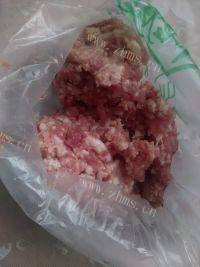 自制芹菜猪肉包做法图解2)