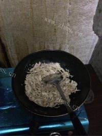 美味的孜然面筋做法图解3)