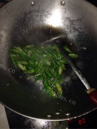 懒人菜尖椒炒鸡蛋做法图解3)