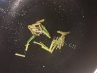 DIY芹菜炒肉做法图解4)