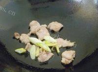 螺旋藻豆芽肉片汤做法图解5)