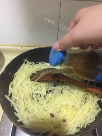 香气浓郁的酸辣土豆丝做法图解5)