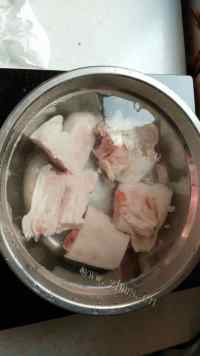 自制西红柿猪蹄煲做法图解1)