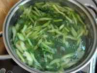 家常菜肉炒芹菜做法图解3)