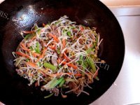 家常菜肉炒三丝做法图解8)