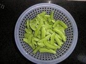 口感丰富的蒜香甜豆做法图解1)