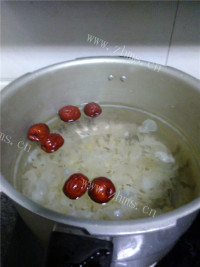 美味山楂银耳汤做法图解4)