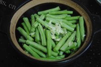 鲜美可口的沙蟹汁焖豆角做法图解2)