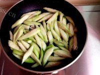 家常菜丝瓜炒毛豆做法图解3)